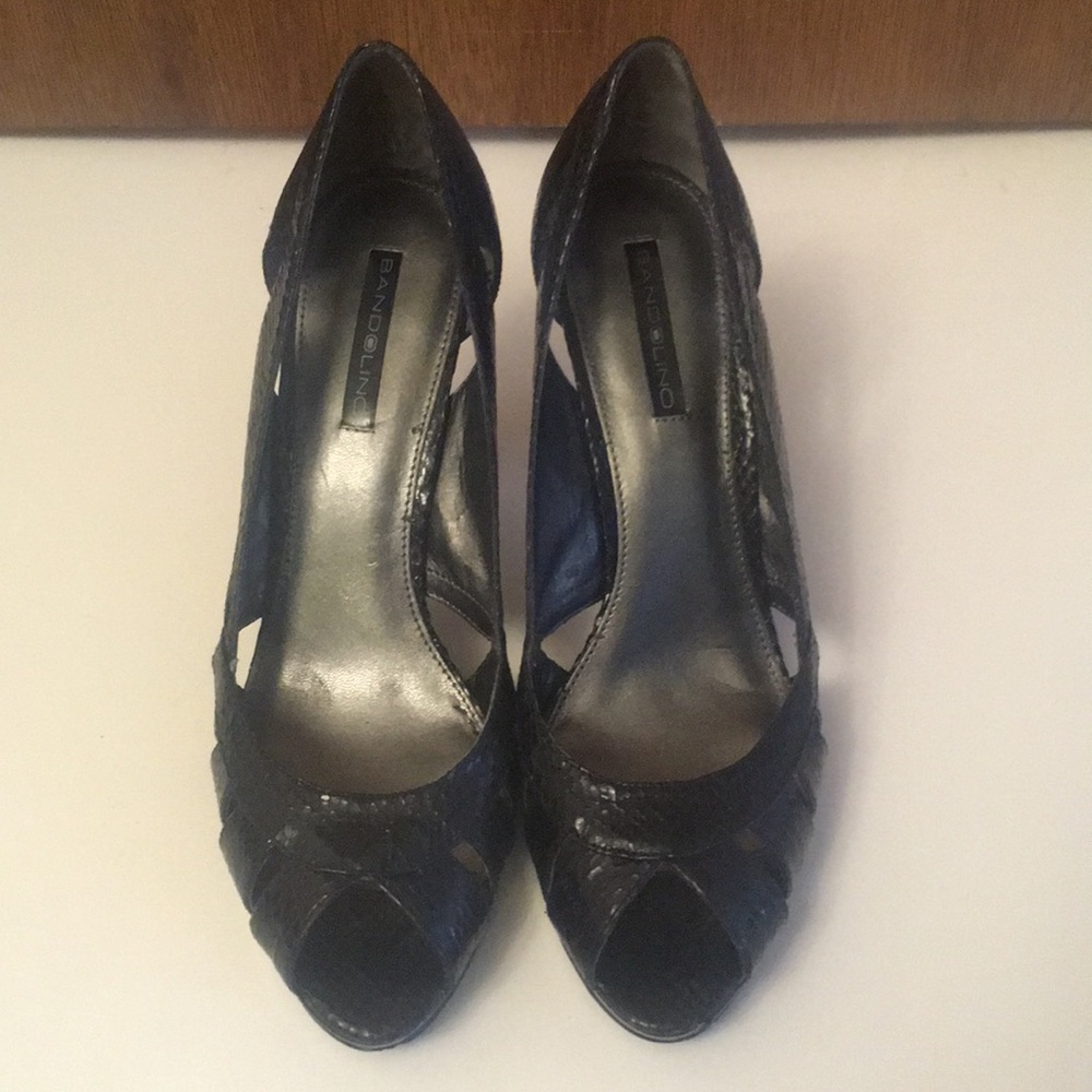 Peep toe snakeskin print pump